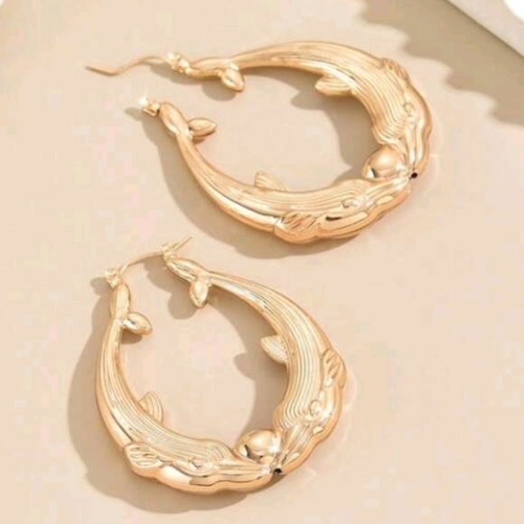 NEW!! 14k Gold Plated Vintage Retro Dolphin Kissing Hoop Earrings - Picture 2 of 5